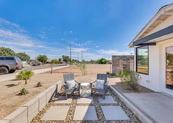 Walkable Downtown Oasis W/ Private Patio Holiday home